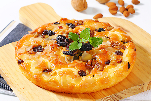 포토 JPG 해외이미지 스튜디오촬영 음식 디저트 도마 사람없음 목재 케이크 견과류 달콤 굽기 호두 아몬드 건포도 타르트 해외202004 해외202105 스펀지케이크 해외포토 나무 빵 재료 포도 주방용품 실내 맛 구이 파이_빵 건과일 파일형식