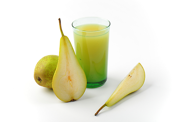 포토 JPG 해외이미지 스튜디오촬영 잔 실내 사람없음 과일주스 흰배경 반쪽 슬라이스 서양배 해외202004 해외202105 해외포토 식기 백그라운드 과일 내부 주스 흰색 배_과일 파일형식