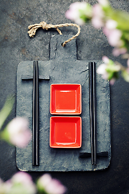 포토 JPG 해외이미지 스튜디오촬영 꽃 젓가락 실내 사람없음 하이앵글 소프트포커스 석판 소스그릇 플랫레이 해외202004 해외포토 식물 그릇 뷰포인트 촬영기법 수저 내부 플랫 파일형식