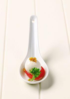 포토 JPG 해외이미지 음식 토마토 치즈 사람없음 숟가락 추위 모짜렐라치즈 백자 입가심 해외202004 해외202105 해외포토 채소 유제품 수저 도자기 파일형식