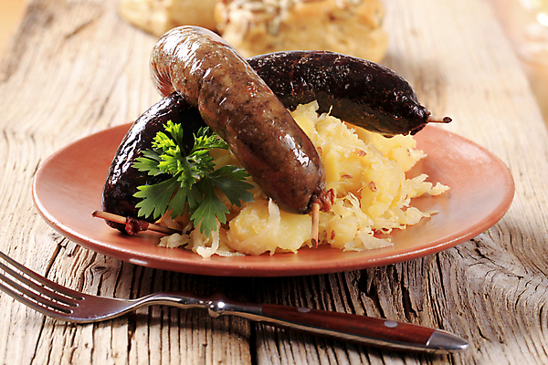 포토 JPG 해외이미지 접시 음식 빵 채소 감자 육류 돼지고기 사람없음 목재 식사 저녁식사 소시지 정크푸드 굽기 점심식사 해로움 해외202004 해외202105 해외포토 나무 식기 컨셉 식재료 재료 가공식품 구이 파일형식