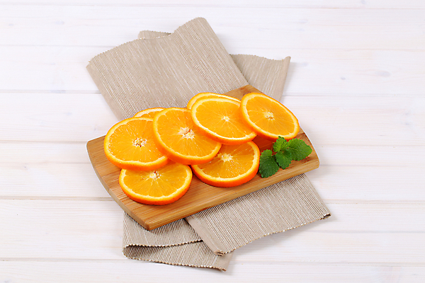 포토 JPG 해외이미지 스튜디오촬영 오렌지 사람없음 쌓기 신선 흰배경 나무도마 해외202004 해외202105 해외포토 백그라운드 과일 모션 도마 실내 목재 흰색 파일형식