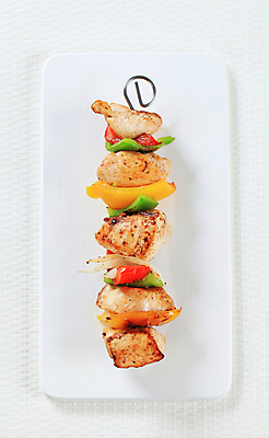 포토 JPG 해외이미지 접시 파프리카 실내 사람없음 하이앵글 닭고기 흰배경 꼬치요리 닭꼬치 해외202004 해외202105 해외포토 식기 뷰포인트 백그라운드 채소 육류 요리 내부 흰색 꼬치 파일형식