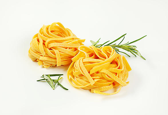 포토 JPG 해외이미지 스튜디오촬영 음식 재료 파스타 스파게티 사람없음 노란색 나뭇가지 면 플랫 둥지 허브 보따리 흰배경 로즈메리 페투치네 핸드메이드 탈리아텔레 해외202004 해외202105 해외포토 나무 식물 컬러 백그라운드 서양음식 실내 흰색 파스타면 파일형식