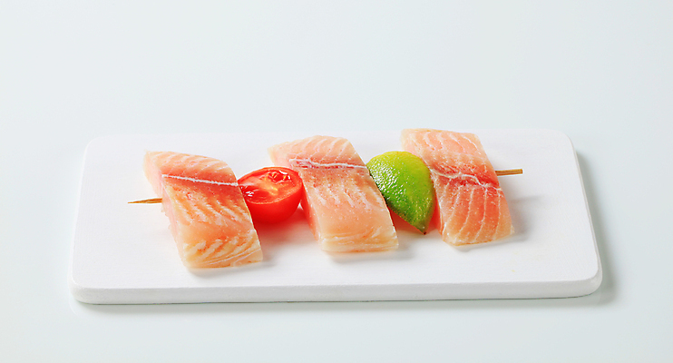 포토 JPG 해외이미지 접시 방울토마토 실내 사람없음 한개 생선회 흰배경 라임 꼬치요리 해외202004 해외202105 해외포토 1 식기 백그라운드 토마토 과일 요리 내부 회 흰색 꼬치 파일형식