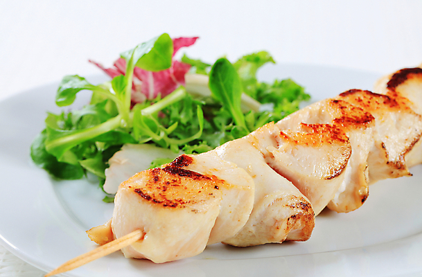 포토 JPG 해외이미지 접시 실내 사람없음 닭고기 샐러드 흰배경 꼬치요리 닭꼬치 해외202004 해외202105 해외포토 식기 음식 백그라운드 육류 요리 내부 흰색 꼬치 파일형식