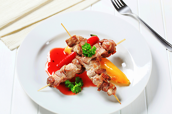 포토 JPG 해외이미지 접시 포크 실내 파슬리 돼지고기 사람없음 식탁보 흰배경 꼬치요리 해외202004 해외202105 해외포토 식기 백그라운드 채소 육류 요리 내부 흰색 꼬치 파일형식