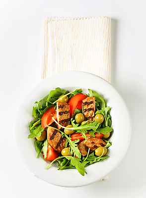 포토 JPG 해외이미지 스튜디오촬영 식물 접시 음식 토마토 채소 건강 돼지고기 사람없음 식사 치킨 샐러드 소고기 로켓 햄버거 신선 그릴 올리브 날것 슬라이스 브런치 머리위 패티 점심식사 루꼴라 저칼로리 채식주의자 해외202004 해외202105 해외포토 식기 열매 주방용품 패스트푸드 실내 육류 채식 닭고기요리 파일형식