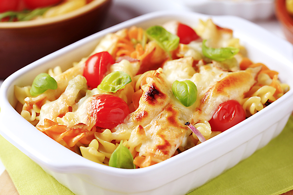 포토 JPG 해외이미지 음식 토마토 치즈 파스타 요리 사람없음 인스턴트 바질 그라탱 백자 캐서롤 해외202004 해외202105 해외포토 채소 유제품 서양음식 도자기 용기_그릇 파일형식