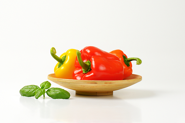 포토 JPG 해외이미지 파프리카 실내 사람없음 흰배경 바질 나무접시 해외202004 해외202105 해외포토 접시 백그라운드 채소 내부 흰색 파일형식