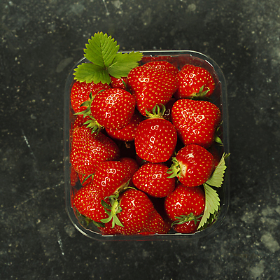 포토 JPG 해외이미지 딸기 검은배경 실내 근접촬영 사람없음 하이앵글 플라스틱통 딸기잎 해외202004 해외포토 뷰포인트 백그라운드 잎 과일 통 내부 검은색 플라스틱 파일형식