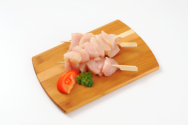 포토 JPG 해외이미지 토마토 실내 파슬리 생고기 사람없음 닭고기 흰배경 꼬치요리 나무도마 닭꼬치 해외202004 해외202105 해외포토 백그라운드 채소 도마 육류 요리 내부 목재 흰색 꼬치 파일형식