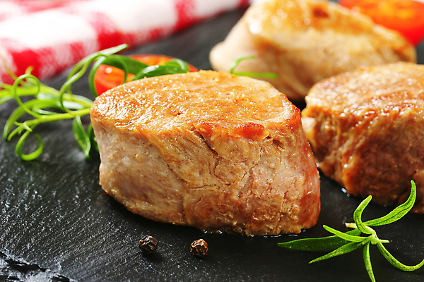 포토 JPG 해외이미지 음식 육류 돼지고기 스테이크 요리 사람없음 검은색 그릴 로즈메리 석판 해외202004 해외202105 해외포토 컬러 식재료 주방용품 서양음식 허브 파일형식