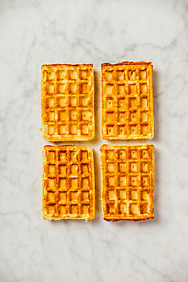 포토 JPG 해외이미지 디저트 실내 사람없음 하이앵글 달콤 흰배경 대리석 와플 해외202004 해외포토 음식 뷰포인트 백그라운드 재료 내부 흰색 맛 파일형식