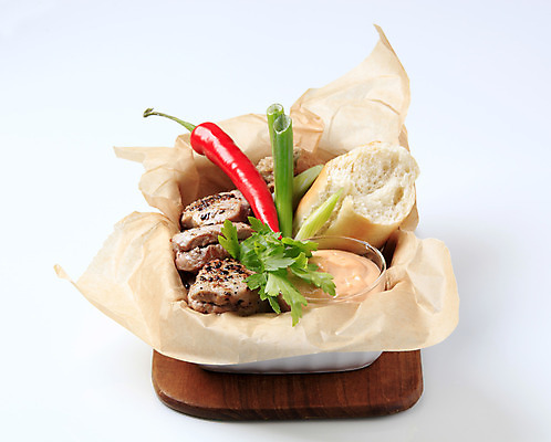 포토 JPG 해외이미지 음식 빵 고추 실내 돼지고기 사람없음 고수 흰배경 파 나무도마 소스통 해외202004 해외202105 해외포토 백그라운드 채소 도마 통 육류 내부 목재 흰색 소스_음식 향신료 파일형식