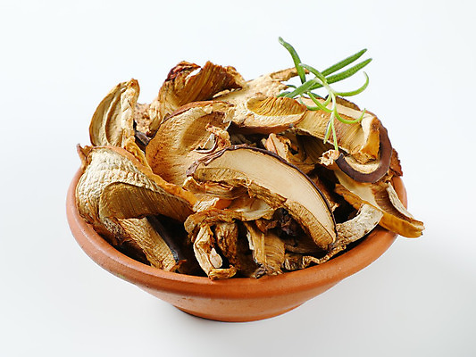 포토 JPG 해외이미지 건조 실내 사람없음 버섯 흰배경 로즈메리 나무그릇 해외202004 해외202105 해외포토 그릇 백그라운드 내부 목재 흰색 허브 파일형식