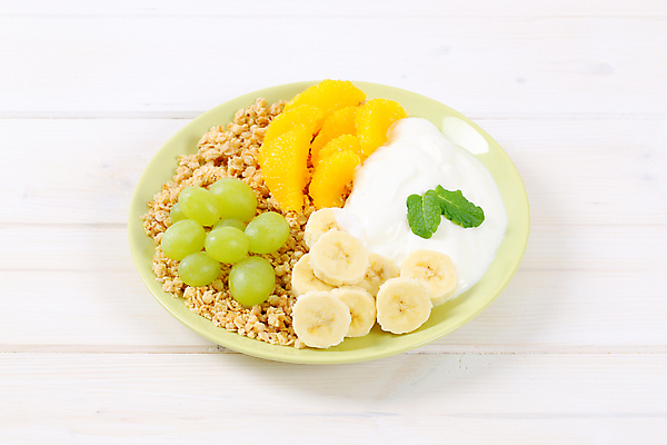 포토 JPG 해외이미지 스튜디오촬영 접시 음식 과일 포도 바나나 사람없음 아침식사 시리얼 흰배경 요거트 뮤즐리 그래놀라 해외202004 해외202105 해외포토 식기 백그라운드 유제품 실내 식사 흰색 파일형식