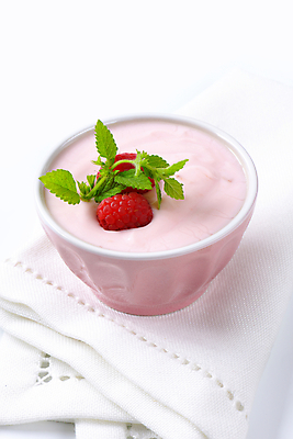 포토 JPG 해외이미지 스튜디오촬영 접시 음식 분홍색 과일 디저트 유제품 사람없음 신선 도자기 사발 달콤 아침식사 매끈함 크림 유기농 산딸기 요거트 건강식 백자 요구르트 저지방 해외202004 해외202105 해외포토 식기 웰빙 컬러 실내 식사 감각 사기그릇 맛 기름_음식 파일형식