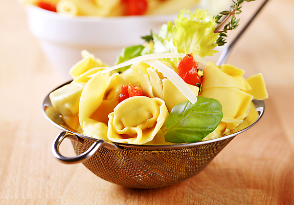 포토 JPG 해외이미지 음식 토마토 주방용품 파스타 요리 사람없음 금속 샐러드 성분 폭식 삶기 펜네 토르텔리니 해외202004 해외202105 해외포토 생활용품 채소 재질 서양음식 파일형식