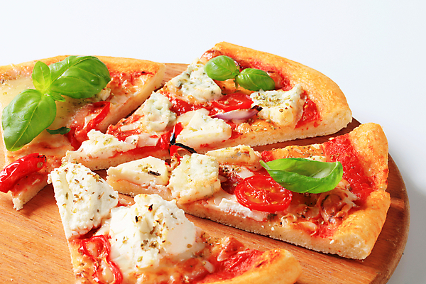 포토 JPG 해외이미지 스튜디오촬영 조각 토마토 치즈 도마 피자 사람없음 식사 저녁식사 굽기 브런치 바질 점심식사 모짜렐라치즈 블루치즈 크림치즈 페타치즈 리코타치즈 해외202004 해외202105 해외포토 채소 주방용품 유제품 패스트푸드 서양음식 실내 구이 파일형식