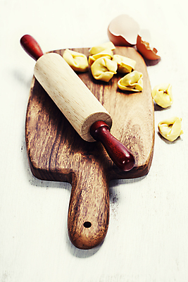 포토 JPG 해외이미지 식재료 실내 사람없음 계란껍데기 준비 흰배경 나무도마 반죽밀대 토르텔리니 해외202004 해외포토 백그라운드 도마 파스타 내부 목재 계란 흰색 밀대 파일형식