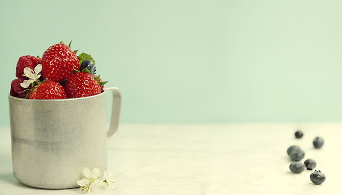 포토 JPG 해외이미지 꽃 딸기 실내 사람없음 컵 쌓기 블루베리 초록배경 해외202004 해외포토 식물 식기 백그라운드 과일 모션 내부 초록색 파일형식