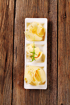 포토 JPG 해외이미지 접시 음식 조각 치즈 유제품 건강 사람없음 목재 새싹 흰색 시골 파마 애피타이저 머리위 버터 직사각형 백자 해외202004 해외202105 해외포토 도형 나무 식물 헤어스타일 식기 컬러 재료 도자기 파일형식