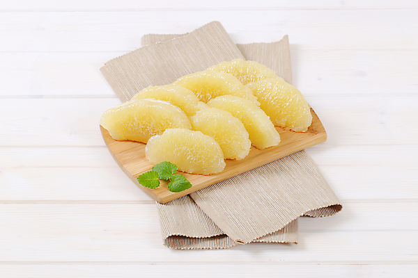 포토 JPG 해외이미지 스튜디오촬영 사람없음 신선 자몽 흰배경 나무도마 해외202004 해외202105 해외포토 백그라운드 과일 도마 실내 목재 흰색 파일형식