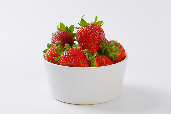 포토 JPG 해외이미지 스튜디오촬영 딸기 사람없음 신선 사발 흰배경 담기 해외202004 해외202105 해외포토 백그라운드 과일 모션 실내 흰색 사기그릇 파일형식
