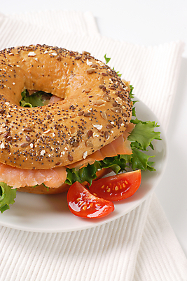 포토 JPG 해외이미지 스튜디오촬영 1 접시 음식 샌드위치 어류 씨앗 사람없음 흰색 신선 아침식사 상추 굽기 받침대 싱글 연어 베이글 점심식사 번 해외202004 해외202105 해외포토 식물 식기 빵 컬러 채소 실내 식사 수중동물 구이 파일형식