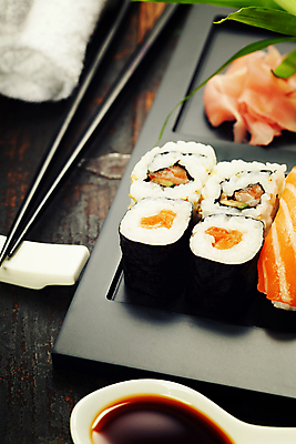 포토 JPG 해외이미지 스튜디오촬영 접시 젓가락 실내 근접촬영 사람없음 숟가락 소프트포커스 간장 롤스시 생강초절임 해외202004 해외포토 식기 뷰포인트 촬영기법 수저 내부 초밥 양념 절임 일본음식 파일형식