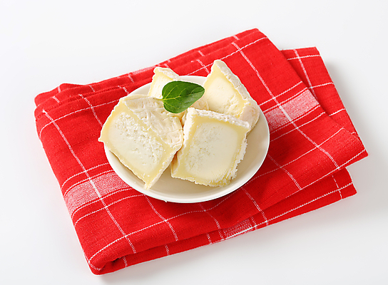 포토 JPG 해외이미지 스튜디오촬영 접시 음식 잎 치즈 유제품 사람없음 빨간색 흰색 횡단보도 냅킨 오레가노 해외202004 해외202105 해외포토 식물 식기 컬러 실내 보행로 파일형식