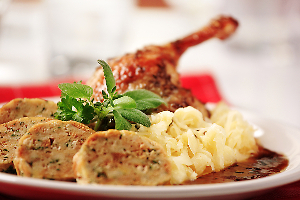 포토 JPG 해외이미지 접시 음식 부분 오리 육류 사람없음 저녁식사 굽기 양배추 체코 경단 드럼스틱 메인요리 해외202004 해외202105 해외포토 식기 유럽 채소 식재료 조류 식사 구이 파일형식