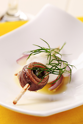 포토 JPG 해외이미지 접시 음식 양파 치즈 어류 사람없음 신선 묘사 피클 딜 모짜렐라치즈 입가심 절임 해외202004 해외202105 해외포토 식기 채소 유제품 수중동물 파일형식