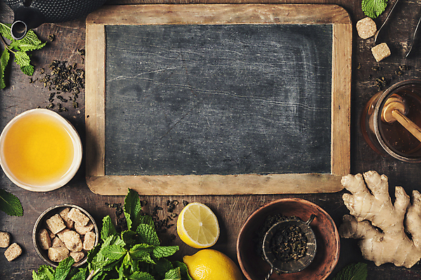 포토 JPG 해외이미지 잎 실내 사람없음 칠판 찻잔 레몬 나무바닥 꿀 생강 찻잎 나무그릇 생강차 허니디퍼 카피스페이스 해외202004 차거름망 해외포토 식물 그릇 채소 과일 잔 바닥 내부 목재 차_음료 공백 도구 파일형식