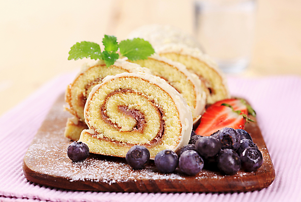 포토 JPG 해외이미지 음식 조각 과일 딸기 디저트 도마 사람없음 과자 케이크 얼음 흰색 대접 신선 횡단보도 달콤 잼 굽기 크림 블루베리 젤리 프로스팅 해외202004 해외202105 스펀지케이크 해외포토 자연요소 컬러 주방용품 소스_음식 보행로 맛 구이 제빵 파일형식