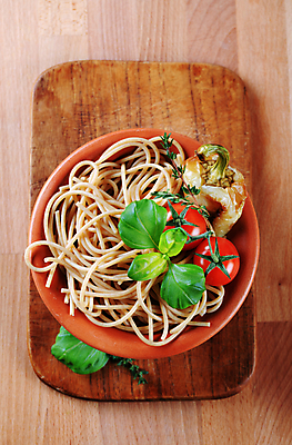 포토 JPG 해외이미지 접시 음식 토마토 도마 파스타 스파게티 요리 사람없음 면 도자기 머리위 토기 후추 성분 백리향 삶기 해외202004 해외202105 해외포토 식기 채소 주방용품 서양음식 용기_그릇 향신료 파일형식