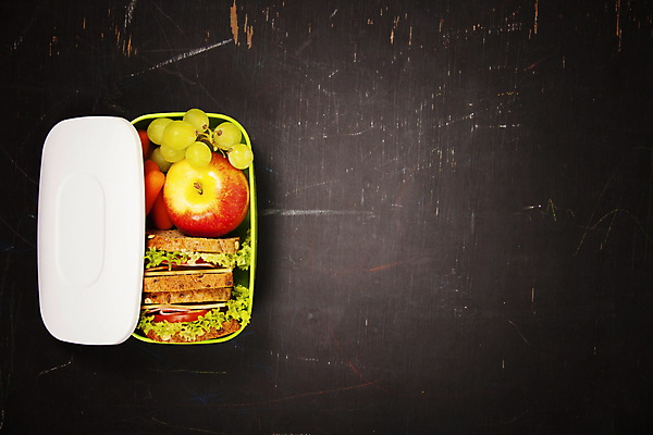 포토 JPG 해외이미지 포도 검은배경 샌드위치 사람없음 하이앵글 사과 도시락 점심식사 도시락통 미니당근 식단관리 해외202004 해외포토 음식 뷰포인트 백그라운드 과일 검은색 식사 당근 용기_그릇 파일형식