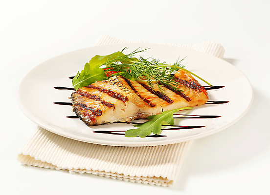 포토 JPG 해외이미지 스튜디오촬영 접시 음식 조각 부분 건강 어류 스테이크 사람없음 로켓 흰색 고명 그릴 바비큐 굽기 레몬 받침대 냅킨 잉어 점심식사 딜 루꼴라 앙트레 해외202004 해외202105 해외포토 식기 컬러 채소 과일 주방용품 서양음식 실내 식사 수중동물 구이 파일형식