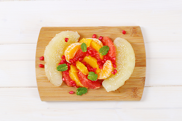 포토 JPG 해외이미지 스튜디오촬영 디저트 사람없음 샐러드 신선 자몽 흰배경 석류 나무도마 섞기 해외202004 해외202105 해외포토 음식 백그라운드 과일 도마 실내 목재 흰색 파일형식