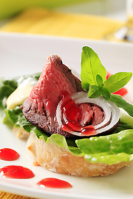 포토 JPG 해외이미지 접시 음식 빵 조각 양파 샌드위치 육류 사람없음 소고기 그릴 상추 굽기 묘사 롤 마요네즈 타파스 해외202004 해외202105 해외포토 식기 채소 식재료 주방용품 소스_음식 애피타이저 구이 파일형식