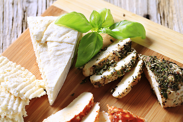 포토 JPG 해외이미지 음식 치즈 유제품 도마 종류 사람없음 목재 신선 애피타이저 허브 향신료 부드러움 모음 모짜렐라치즈 페타치즈 해외202004 해외202105 해외포토 나무 식물 재료 주방용품 한글 감각 향미료 파일형식