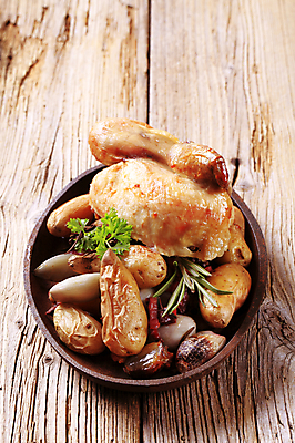 포토 JPG 해외이미지 음식 채소 감자 파슬리 육류 요리 사람없음 목재 검은색 식사 저녁식사 치킨 인스턴트 굽기 로즈메리 점심식사 메인요리 해외202004 해외202105 해외포토 나무 컬러 식재료 재료 구이 허브 닭고기요리 파일형식