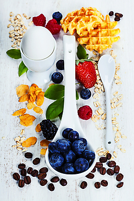 포토 JPG 해외이미지 잎 딸기 실내 사람없음 계란 숟가락 원두 달콤 시리얼 흰배경 블루베리 산딸기 블랙베리 와플 오트밀 해외202004 해외포토 식물 커피 음식 백그라운드 과일 디저트 수저 내부 알 흰색 맛 파일형식 귀리