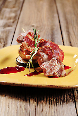 포토 JPG 해외이미지 접시 가지 실내 사람없음 소스 베이컨 로즈메리 꼬치요리 나무배경 해외202004 해외202105 해외포토 식기 백그라운드 채소 돼지고기 요리 내부 양념 꼬치 허브 파일형식