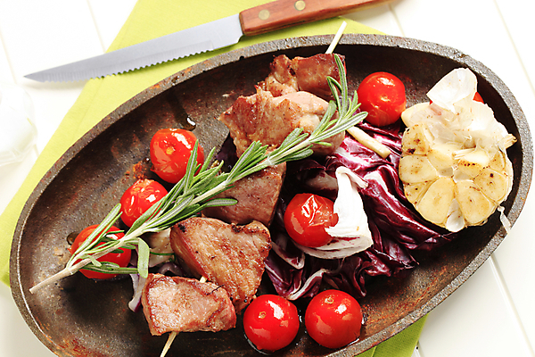 포토 JPG 해외이미지 방울토마토 실내 돼지고기 사람없음 식탁보 나이프 흰배경 로즈메리 꼬치요리 나무그릇 적양배추 통마늘 해외202004 해외202105 해외포토 그릇 식기 백그라운드 토마토 마늘 육류 요리 내부 목재 흰색 꼬치 칼 허브 양배추 파일형식