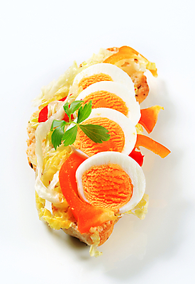 포토 JPG 해외이미지 스튜디오촬영 음식 조각 채소 샌드위치 사람없음 하이앵글 계란 아침식사 상추 흰배경 롤 후추 점심식사 번 채식주의자 해외202004 해외202105 해외포토 빵 뷰포인트 백그라운드 실내 알 식사 흰색 향신료 채식 파일형식