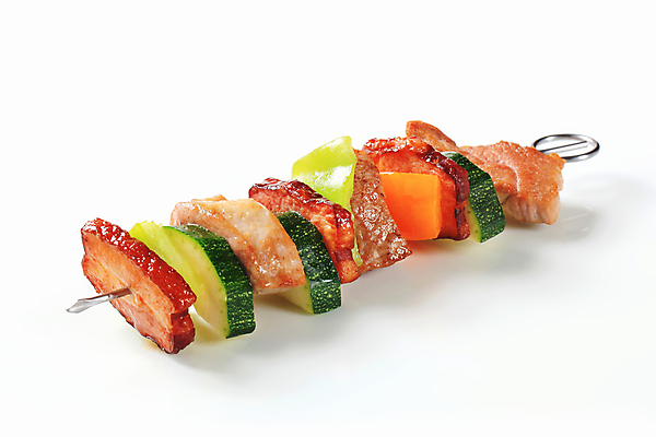 포토 JPG 해외이미지 채소 실내 돼지고기 사람없음 흰배경 베이컨 꼬치요리 주키니 해외202004 해외202105 해외포토 백그라운드 육류 요리 내부 흰색 꼬치 파일형식