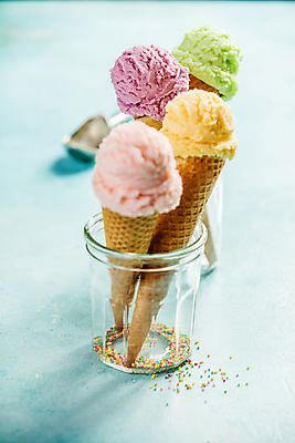 포토 JPG 해외이미지 유리병 디저트 실내 사람없음 달콤 담기 파란배경 콘아이스크림 해외202004 해외포토 음식 백그라운드 모션 병_용기 아이스크림 내부 파란색 맛 파일형식