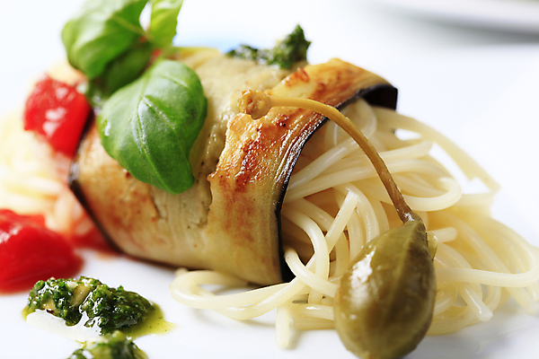 포토 JPG 해외이미지 음식 토마토 채소 가지 파스타 스파게티 요리 사람없음 면 그릴 묘사 바질 삶기 페스토 해외202004 해외202105 해외포토 주방용품 서양음식 소스_음식 파일형식